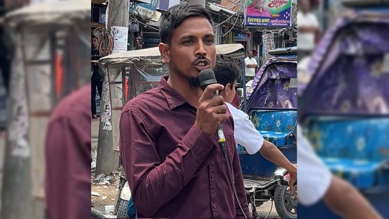 মাইজদীতে আ.লীগ কার্যালয়ের সামনে মাইকে স্লোগান, পুলিশ দেখে পালালো যুবক