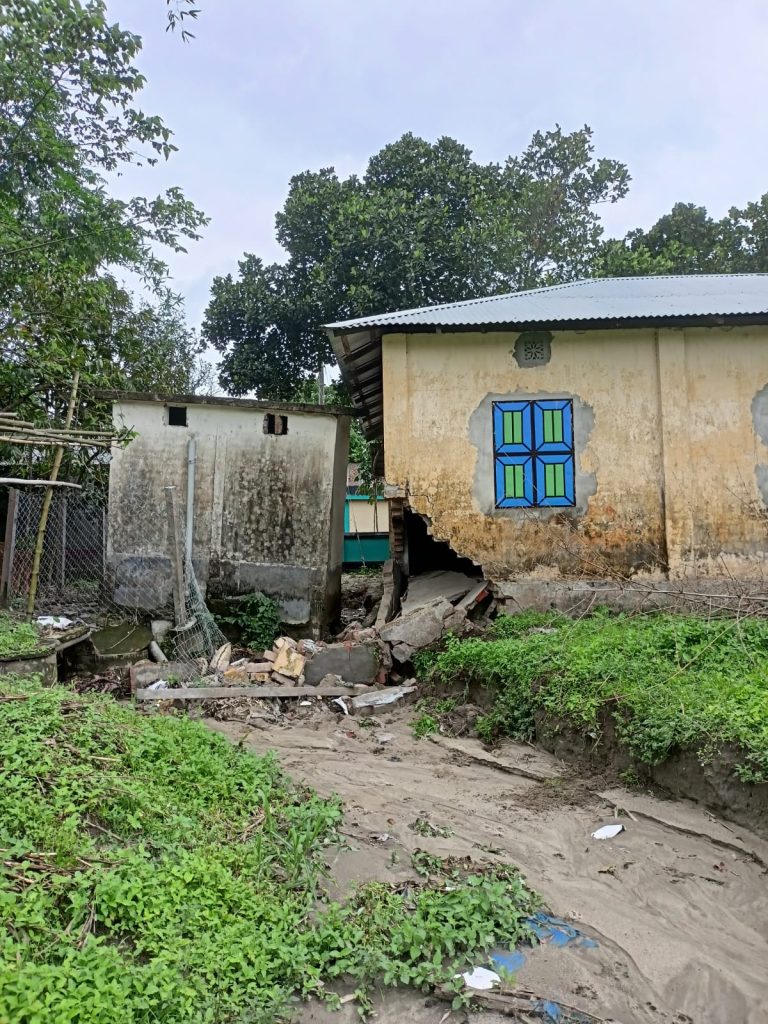 কিশোরগঞ্জে প্রাথমিক বিদ্যালয়ে ক্লাস রুমে ধ্বস, হুমকীতে ভবন