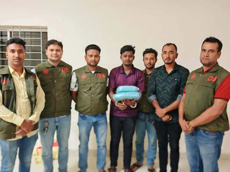 আমতলীতে ডিবি পুলিশের বিশেষ অভিযানে দেড় কেজি গাঁজাসহ মাদক কারবারি আটক