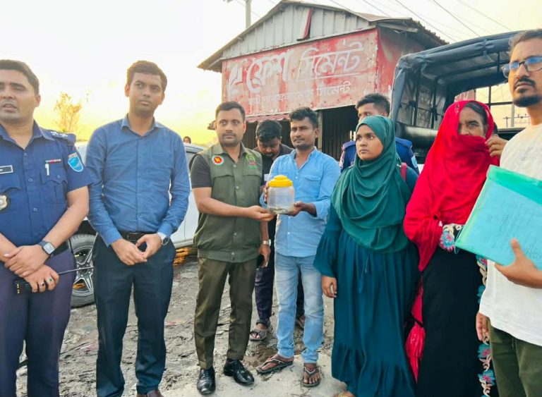 সোনারগাঁয়ে বন্য প্রাণী তক্ষক উদ্ধার, ২ জন আটক করে জরিমানা আদায়