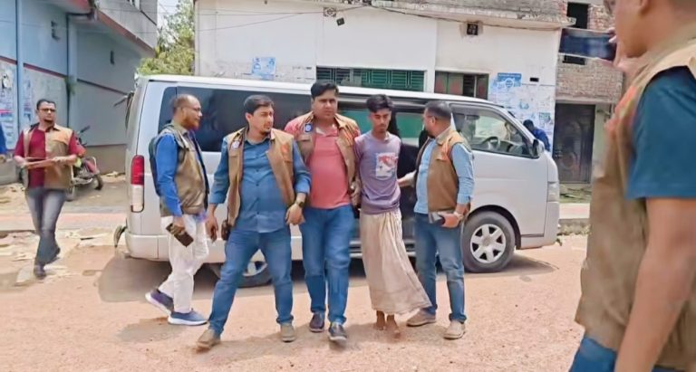 নাটোরের সিংড়ায় মাছ ব্যবসায়ীকে গলা কেটে হত্যা-অভিযুক্ত স্ত্রী-ছেলে আটক
