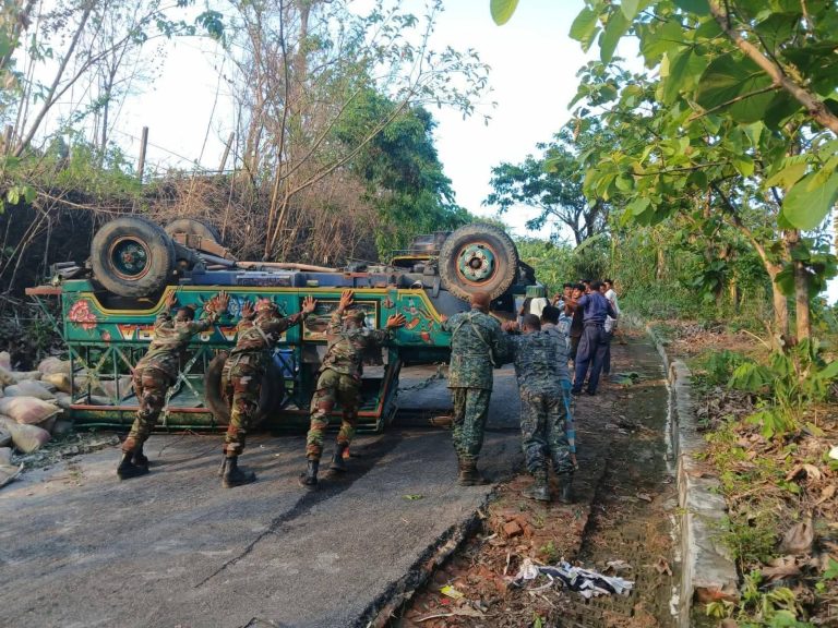 সাজেকে চাঁদের গাড়ি দুর্ঘটনায় সড়ক বন্ধ, সেনাবাহিনীর দ্রুত পদক্ষেপে স্বাভাবিক চলাচল পুনরুদ্ধার