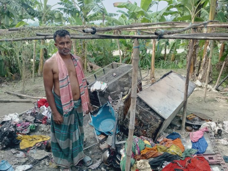 সাটুরিয়ায় বৈদ্যুতিক শর্ট সার্কিটে বসতঘর ভস্মীভূত: নিঃস্ব পরিবার