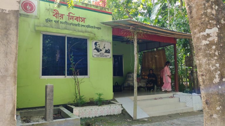 স্ত্রীর স্বীকৃতির দাবিতে কুড়িগ্রামের মেয়ে ঝালকাঠির কাঠালিয়ায় স্বামীর বাড়িতে অবস্থান ধর্মঘাট 