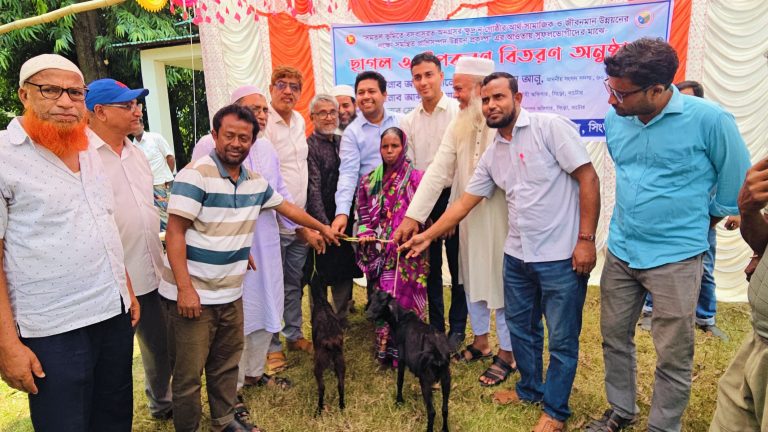 নাটোরের সিংড়ায় ১০০ ক্ষুদ্র নৃ-গোষ্ঠী পরিবারের মাঝে ২০০ ছাগল বিতরণ