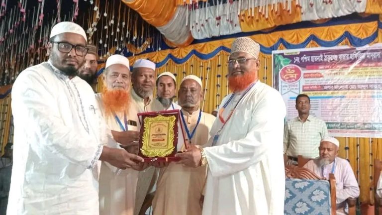 পশ্চিম ছাতনাই ঠাকুরগঞ্জ বাজার হাফিজিয়া মাদ্রাসায় পাগড়ি প্রদান