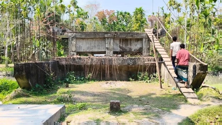 পাঁচ বছরেও শেষ হয়নি সেতুর কাজ: কাঠের সিঁড়ি বেয়ে জীবনের ঝুঁকি নিয়ে পারাপার করছে এলাকাবাসী