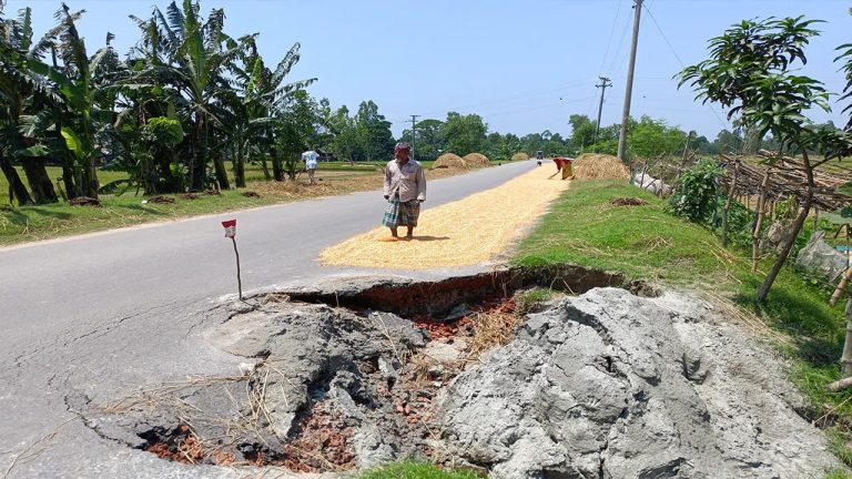 কুড়িগ্রামের চিলমারীতে সংযোগ সড়কের কাজ ৩ দফায় মেয়াদ বাড়লেও শেষ হয়নি
