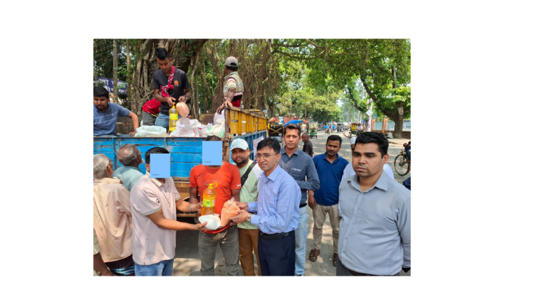নীলফামারীতে টিসিবির খোলা ট্রাকে পণ্য বিক্রিতে স্বস্তি নিম্ন আয়ের মানুষের