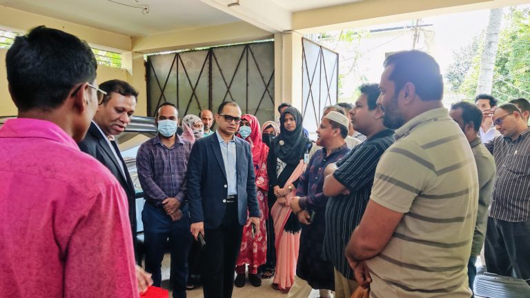 নাটোরের সিংড়া উপজেলা স্বাস্থ্য কমপ্লেক্স পরিদর্শনে উপ-সচিব গোলাম কিবরিয়া