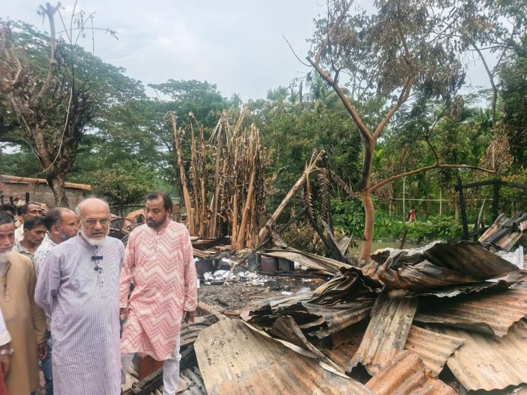 শাড়িকতলা বাজারে ক্ষতিগ্রস্ত ব্যবসায়ীদের পাশে জেলা পরিষদ প্রশাসক, আর্থিক অনুদান ঘোষণা