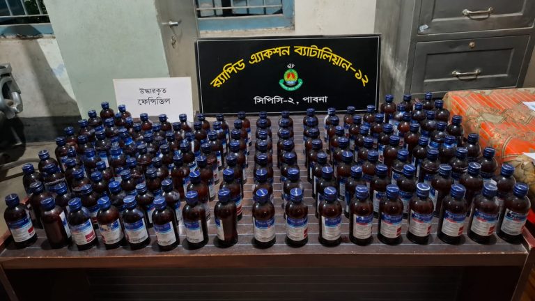 পাবনায় র‍্যাবের অভিযানে মাদক ব্যবসায়ী গ্রেফতার, উদ্ধার ১৩৮ বোতল ইস্কাফ