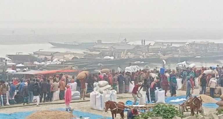 চিলমারীর জোড়গাছ হাটে অতিরিক্ত টোল আদায়ের অভিযোগ, ব্যবসায়ী-কৃষকদের মধ্যে উদ্বেগ