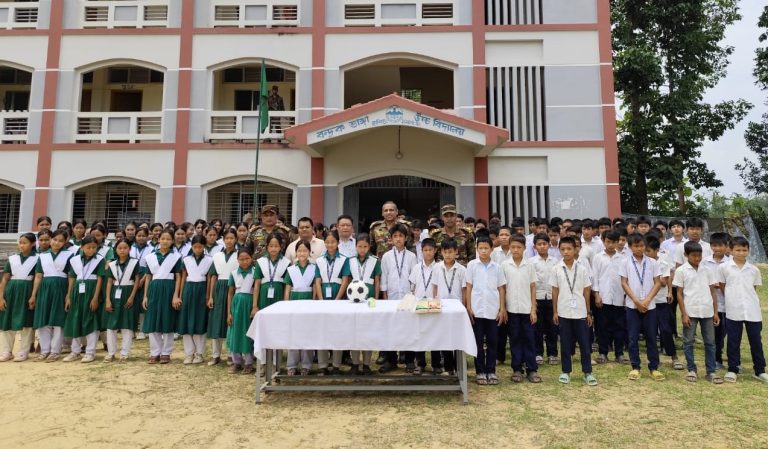নানিয়ারচর জোনের উদ্যোগে বন্দুকভাঙ্গা উচ্চ বিদ্যালয়ে খেলাধুলা সামগ্রী বিতরণ