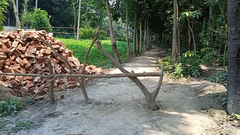 ভাঙ্গায় জনগুরুত্বপূর্ণ রাস্তা বন্ধের অভিযোগ, চরম ভোগান্তিতে স্থানীয়রা