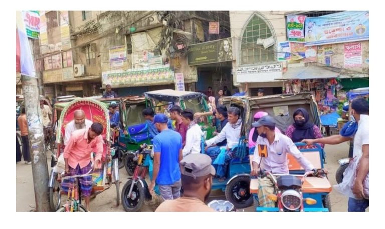 চট্টগ্রামে বেপরোয়া ব্যাটারিচালিত রিকশা, নীরব ট্রাফিক পুলিশ: বাড়ছে দুর্ঘটনা ও যানজট
