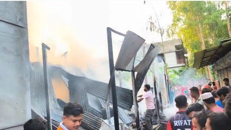 হরিরামপুরে বৈদ্যুতিক শর্ট সার্কিট থেকে অগ্নিকাণ্ডে তিনটি ঘর পুড়ে ভস্মীভূত