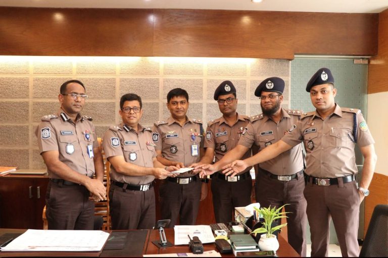 গাজীপুরে মাদকবিরোধী অভিযানে সফল কর্মকর্তাদের সম্মাননা প্রদান