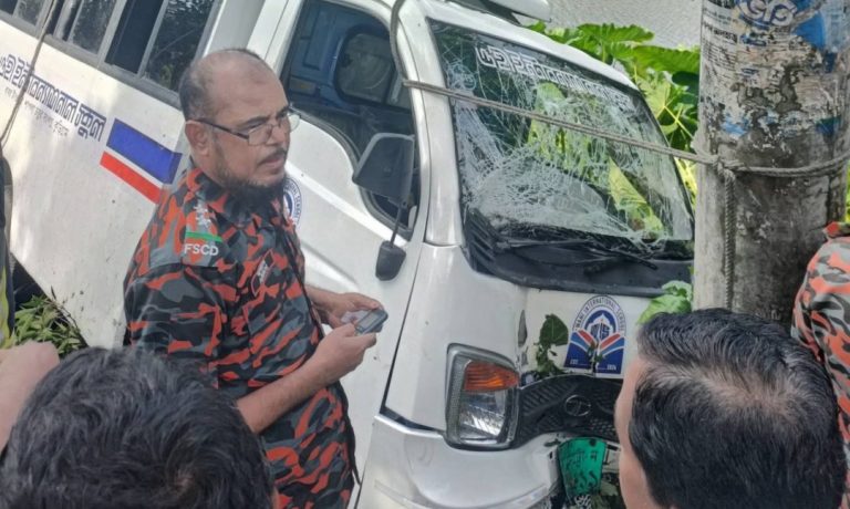 বৃষ্টির দিনে বেপরোয়া গতিতে কুড়িগ্রামে স্কুলবাস দুর্ঘটনা, আহত কয়েক শিক্ষার্থী