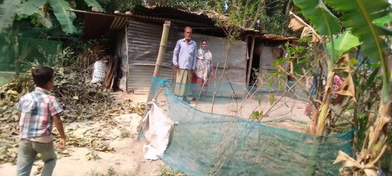 নড়বড়ে খুপরিতে মানবেতর জীবন, সরকারি সহায়তার অপেক্ষায় নাঙ্গলকোটের হানিফ পরিবার