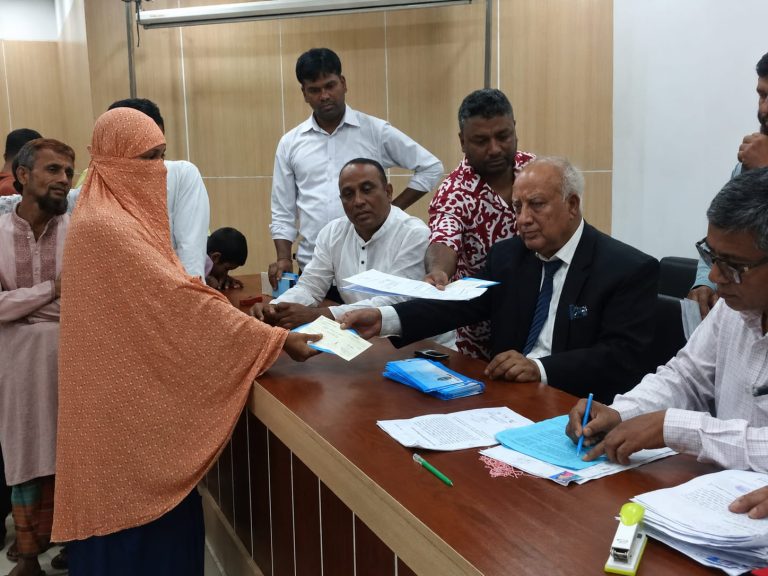 নীলফামারীতে ১২৫ অসহায় মানুষের মাঝে জেলা পরিষদের আর্থিক সহায়তা প্রদান