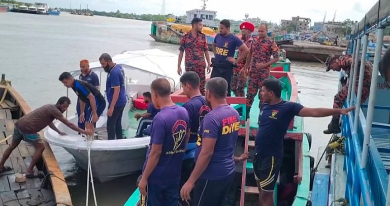 মোংলায় ট্রলার থেকে পড়ে মাঝি নিখোঁজ, ডুবুরি দলসহ চলছে উদ্ধার অভিযান