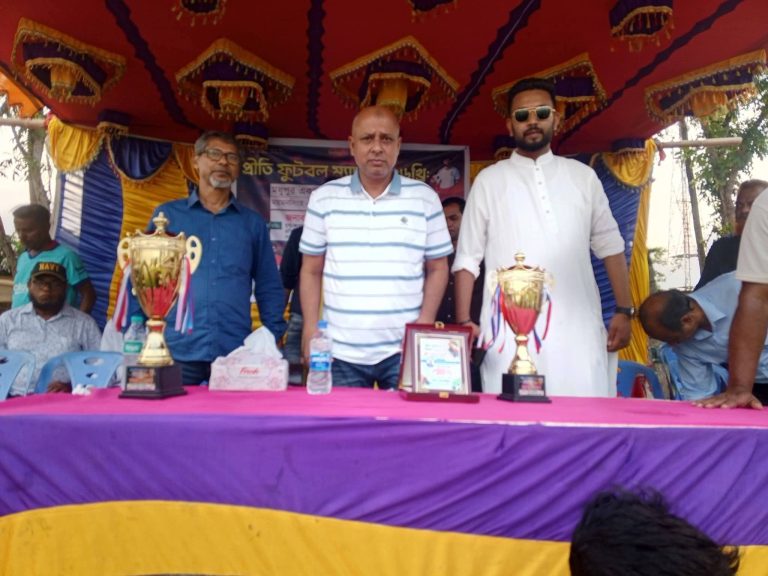 ময়মনসিংহে প্রীতি ফুটবল ম্যাচে মিলনমেলা, খেলোয়াড়-দর্শকের উচ্ছ্বাসে মাতলো মাঠ