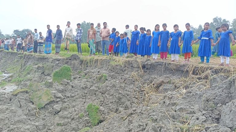 ধরলা নদীর ভাঙন রোধে স্থায়ী ব্যবস্থা দাবিতে কুড়িগ্রামে মানববন্ধন