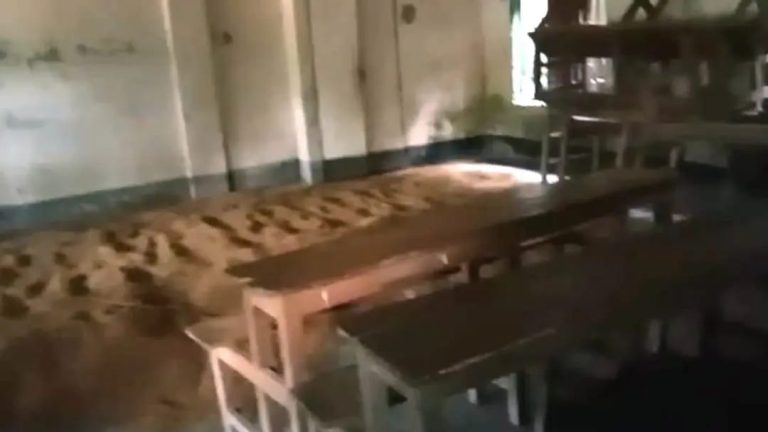 কুড়িগ্রামে শ্রেণিকক্ষে ধান রেখে শিক্ষার্থীদের বের করে দিলো সাবেক সভাপতি