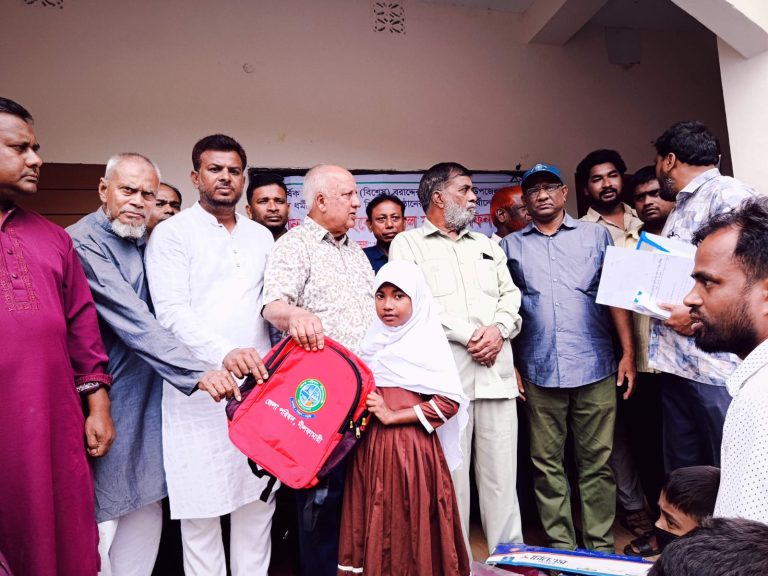 জলঢাকায় হতদরিদ্র শিক্ষার্থীদের মাঝে শিক্ষা উপকরণ ও খেলাধুলার সামগ্রী বিতরণ