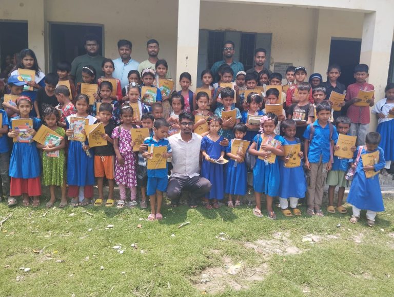 আমতলীতে দরিদ্র শিক্ষার্থীদের মাঝে শিক্ষা উপকরণ বিতরণ