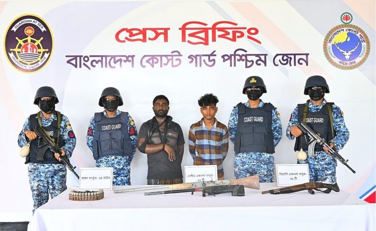 সুন্দরবনে কোস্টগার্ডের অভিযান, অস্ত্রসহ বনদস্যু আটক