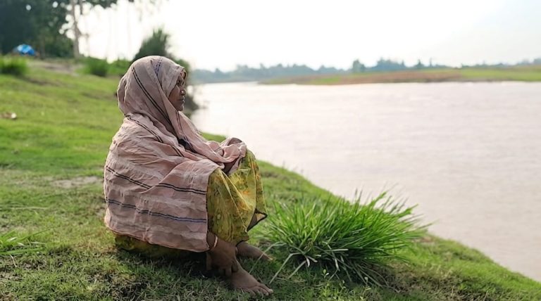 নদীভাঙনে বসতভিটা হারিয়ে মানবেতর জীবন ওমর আলীর পরিবারের