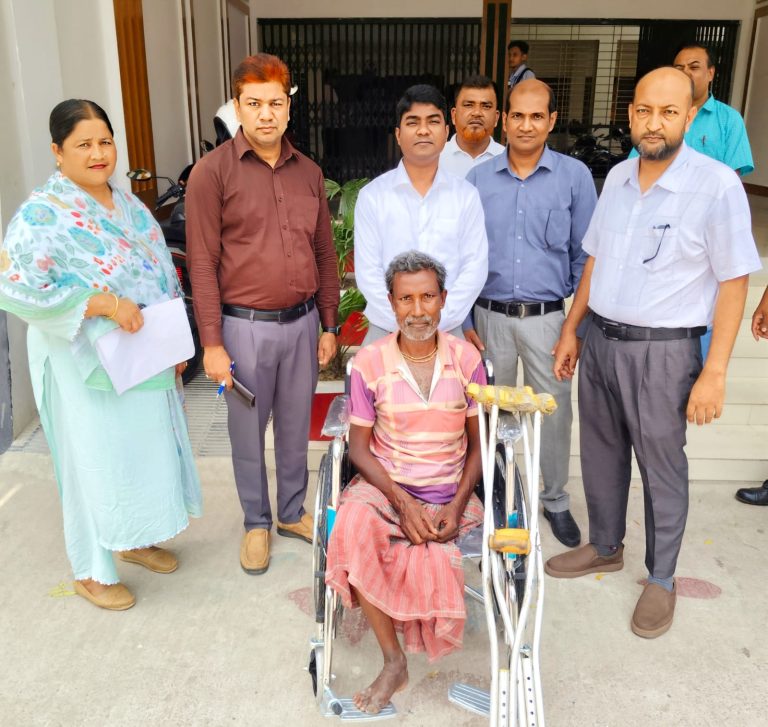 পবার প্রতিবন্ধী বীরেন দাস পেলেন হুইলচেয়ার, কষ্টের জীবনে নতুন স্বস্তি