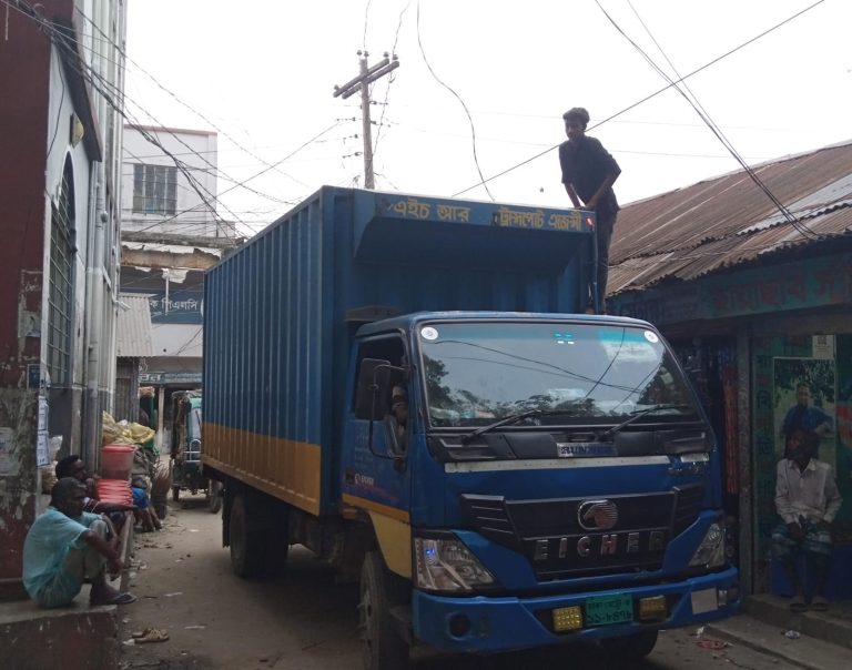 অষ্টগ্রামে নিচু বিদ্যুৎ লাইনে বিপাকে ওষুধবাহী কাভার ভ্যান, গুনতে হলো জরিমানা