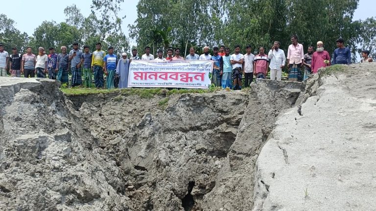 কুড়িগ্রামের উলিপুরে নদীভাঙন রোধে অনিয়মের প্রতিবাদে মানববন্ধন