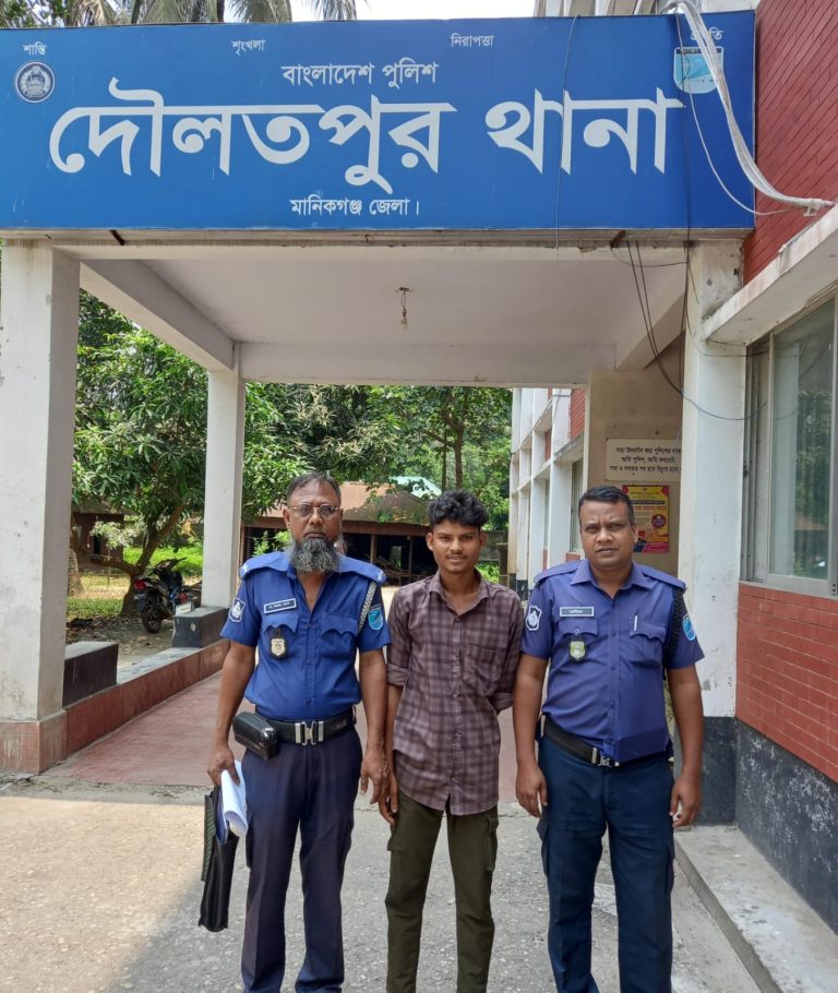 দৌলতপুরে গাঁজাসহ মাদক কারবারি গ্রেপ্তার