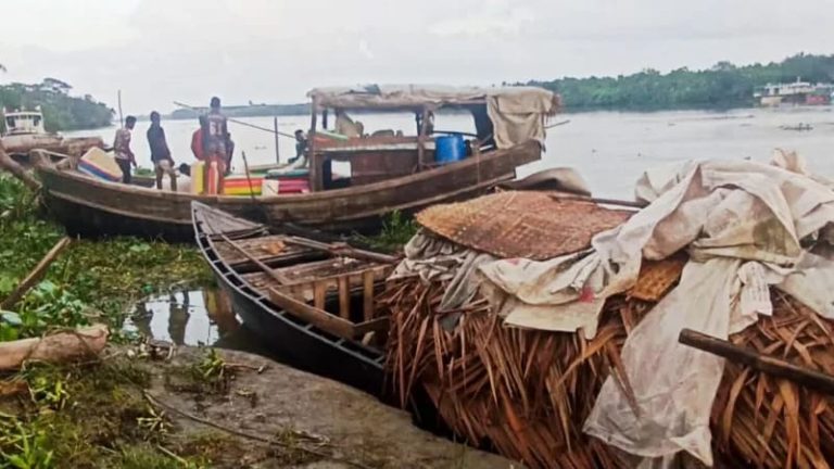 সুন্দরবনে ট্রলারসহ ১২ জেলে অপহরণ, বনদস্যু জাহাঙ্গীর বাহিনীর বিরুদ্ধে অভিযোগ
