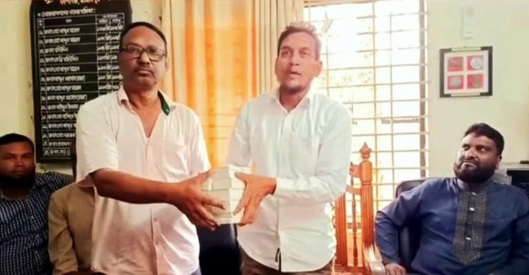 বগারচরে ভিজিএফের অর্ধেক কার্ড বিএনপি নেতাদের হাতে দেওয়ার অভিযোগ
