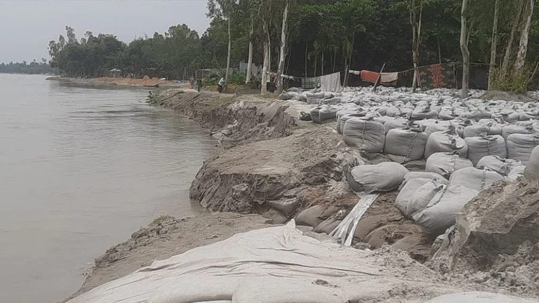 তিস্তা ভাঙনরোধ প্রকল্প নদীগর্ভে, আতঙ্কে উলিপুরের হাজারো পরিবার