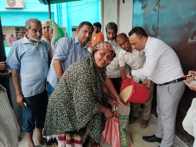 নীলফামারী পৌরসভায় ঈদ উপলক্ষে ৪৬২৫ উপকারভোগীর মাঝে ভিজিএফ চাল বিতরণ