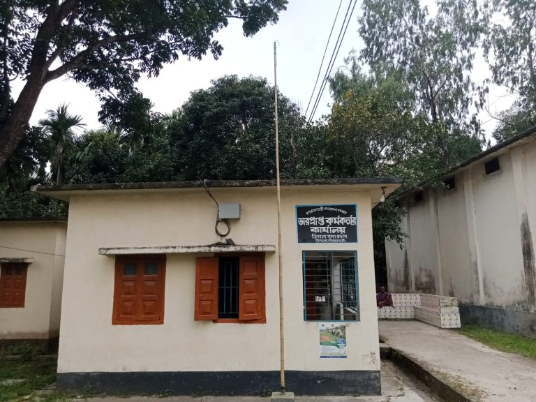ডিমলা খাদ্য গুদাম ও খাদ্য নিয়ন্ত্রক অফিসে জাতীয় পতাকা বিহীন, কর্মকর্তা অনুপস্থিত