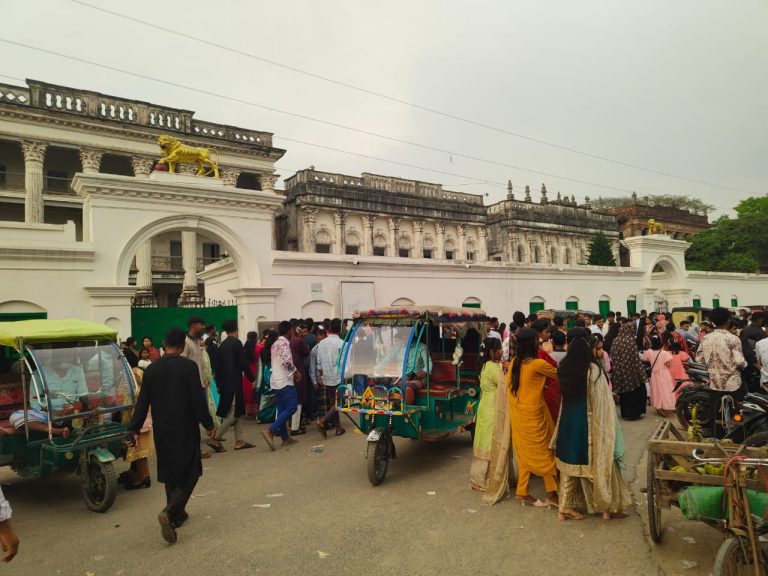 মাত্র ৩০ টাকার টিকিটে ঈদ আনন্দ, বালিয়াটি জমিদার বাড়িতে দর্শনার্থীদের উপচে পড়া ভিড়