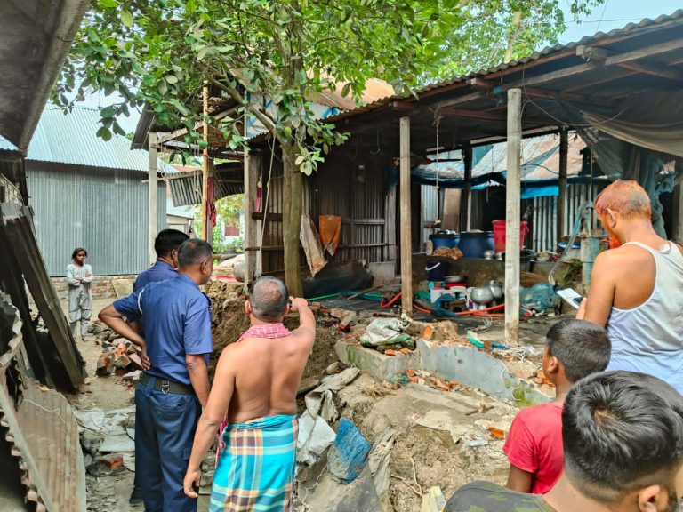 সোনারগাঁওয়ে এনসিপি নেতার বিরুদ্ধে সরকারী রাস্তা বন্ধের অভিযোগ: প্রতিবাদ করায় বাড়িঘর ভাংচুর ও লুটপাট