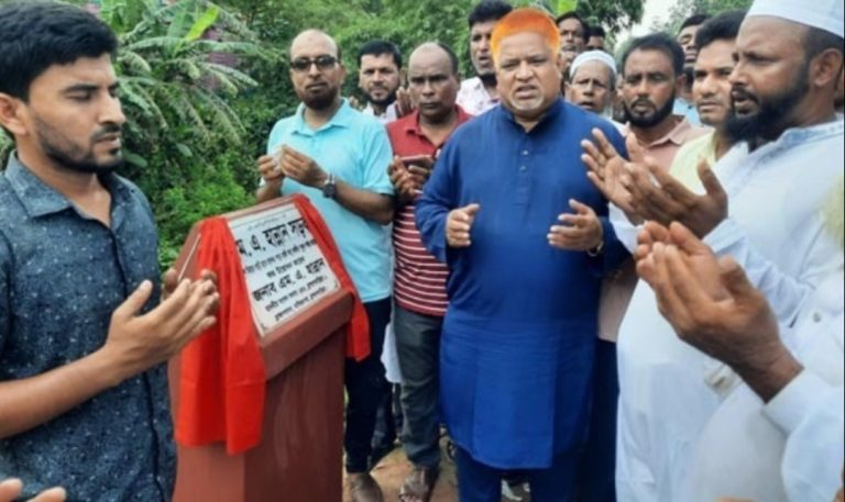 নাসিরনগরে সড়কের ইট সোলিং রাস্তা উদ্বোধনে এমপি এম এ হান্নান