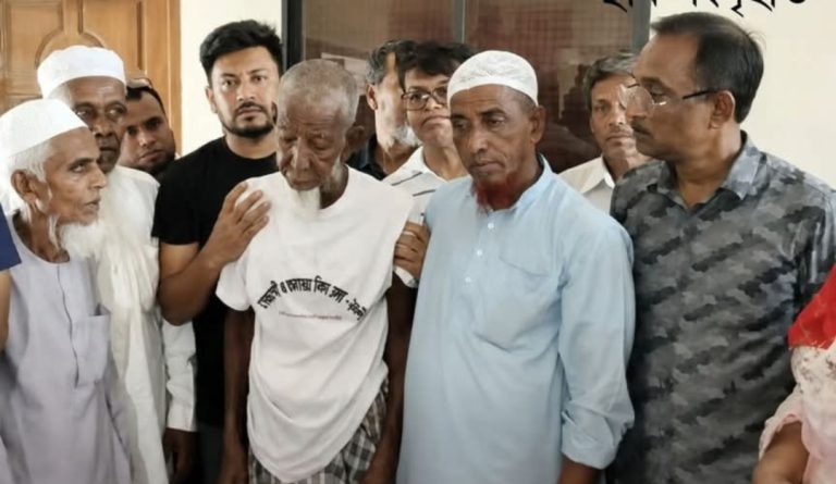 নাসিরনগরে দালালের খপ্পরে সর্বস্বান্ত ইসহাক মিয়া, ৪৫ বছর পর ফিরলেন নিজ ঘরে