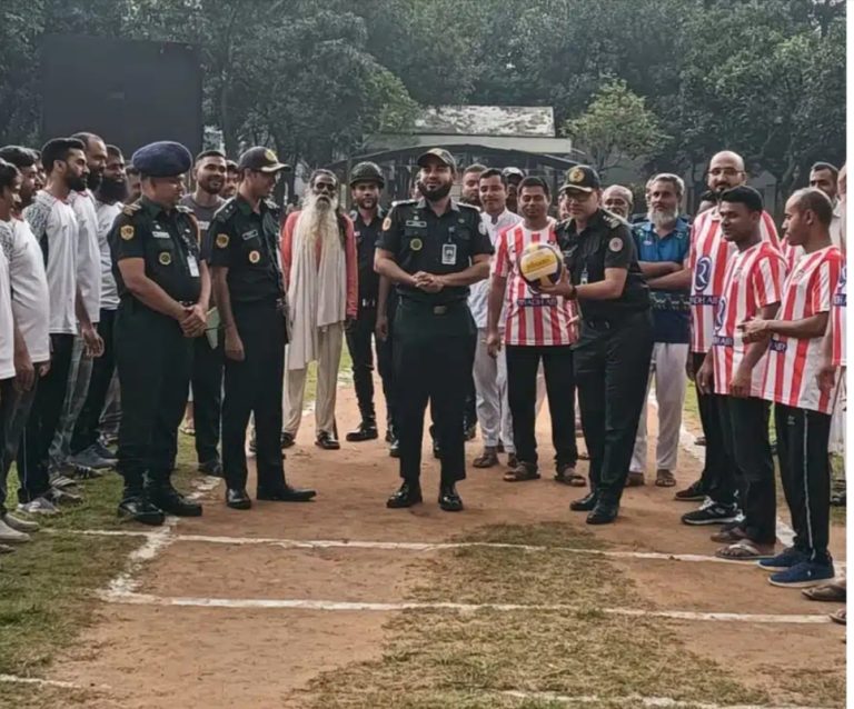 কাশিমপুর কারাগারে বন্দিদের নিয়ে ফুটবল টুর্নামেন্ট অনুষ্ঠিত