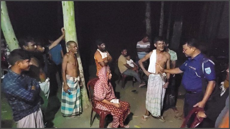ঢাকায় গোপনে বিয়ে, অন্তঃসত্ত্বা স্ত্রী বাড়িতে আসতেই তালা ঝুলিয়ে স্বামী উধাও