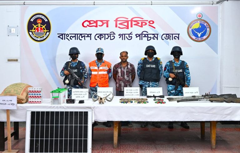 সুন্দরবনে কোস্ট গার্ডের সফল অভিযান: অস্ত্র ও গুলিসহ আটক কুখ্যাত বনদস্যু বাহিনীর সদস্য