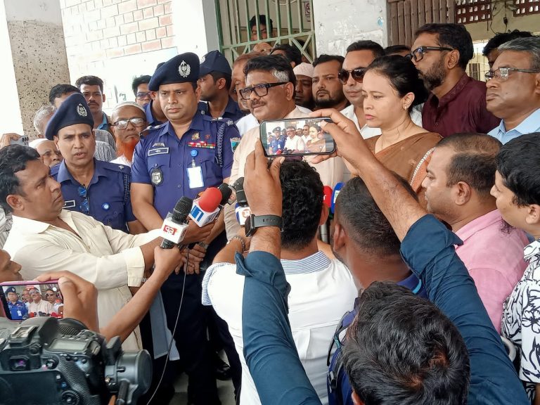নাটোরে ধর্ষনের শিকার শিশুকে দেখতে হাসপাতালে হুইপ দুলু